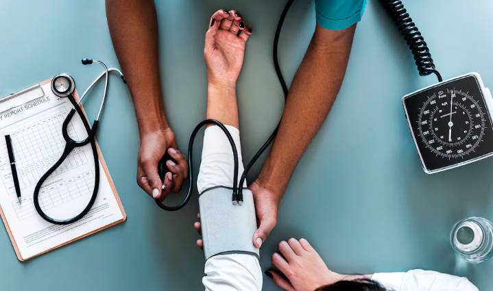 6 estrategias naturales que ayudan a reducir la presión arterial, según expertos