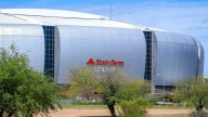 Arrestan a un hombre armado en el estadio en Glendale