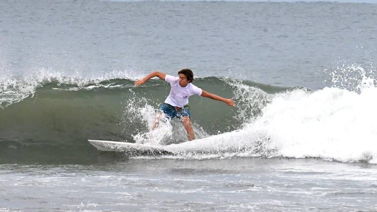 Dominan el mar en el municipal de surf, en Mazatlán