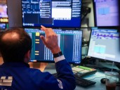 El dólar en los bancos ya roza los $1460 y las acciones argentinas en Wall Street se hunden hasta 15%