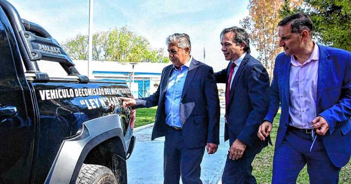 Entregan vehículos secuestrados a bandas narcos de Neuquén: una camioneta para Antinarcóticos y otra para Salud