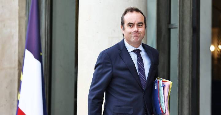 El nuevo primer ministro de Francia, Sébastien Lecornu, asume su cargo en medio de bloqueos y huelgas en el país