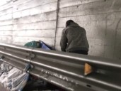 Pareja de indigentes lleva varios meses viviendo debajo del puente Angamos