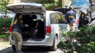 FBI incautó teléfonos y equipo informático durante allanamiento en casa de Bolton, según registros