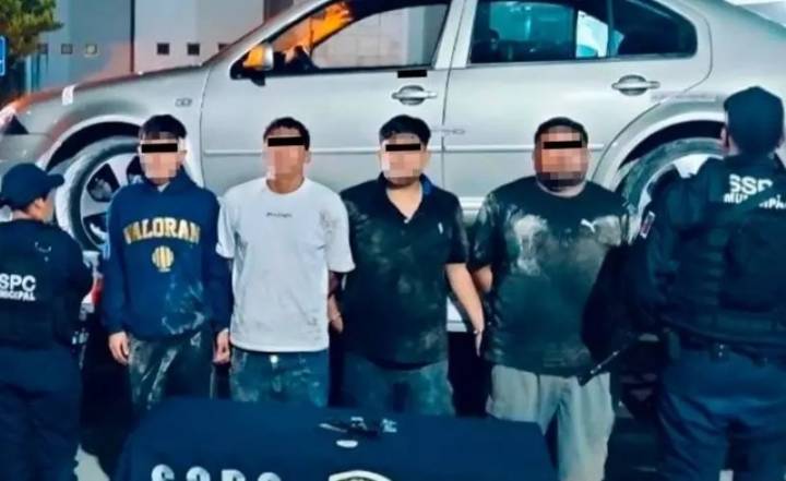 Intentaron huir en un Jetta, cayeron con un arma: cuatro detenidos