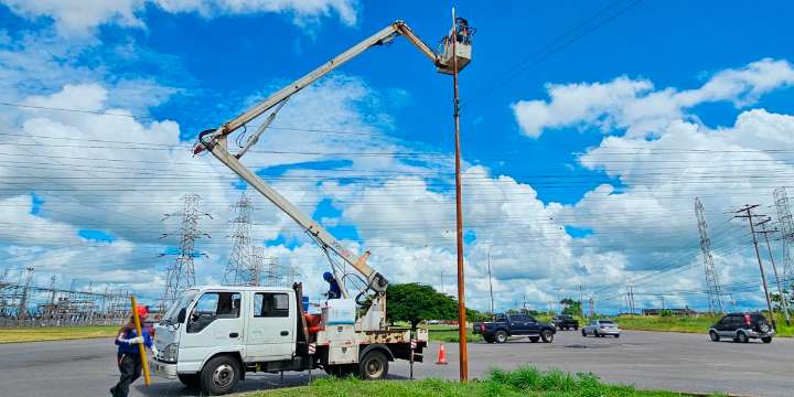 Restablecen alumbrado público en la zona industrial