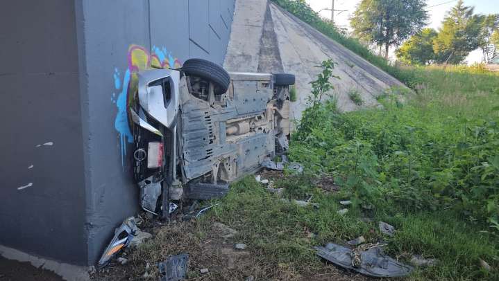 Conductor pierde el control y queda impactado en muro de puente en el Periférico Ecológico