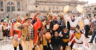 Los principales personajes del entroido se exhiben en Santiago