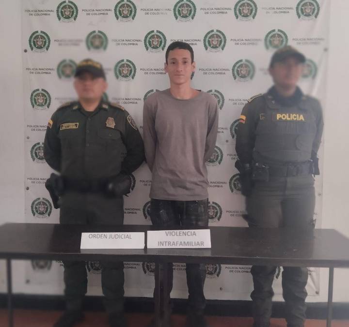 AGREDIÓ A SUS PADRES