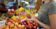 Cuida tu intestino: estas frutas con un alto contenido de fibra pueden transformar la salud digestiva y cardiovascular