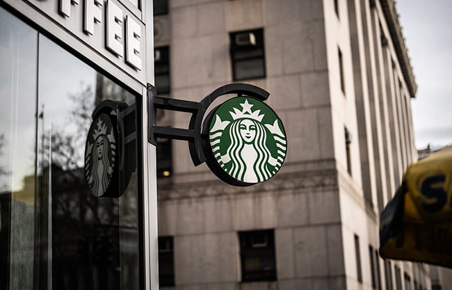 Se ‘amarga’ Starbucks en EU: cierres y despidos; México, sin cambios