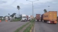Transportistas bloquean accesos al Puerto de Lázaro Cárdenas