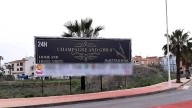 El Ayuntamiento de San Miguel "pasa" del Síndic a la hora de aclarar por qué permite publicidad de prostíbulos