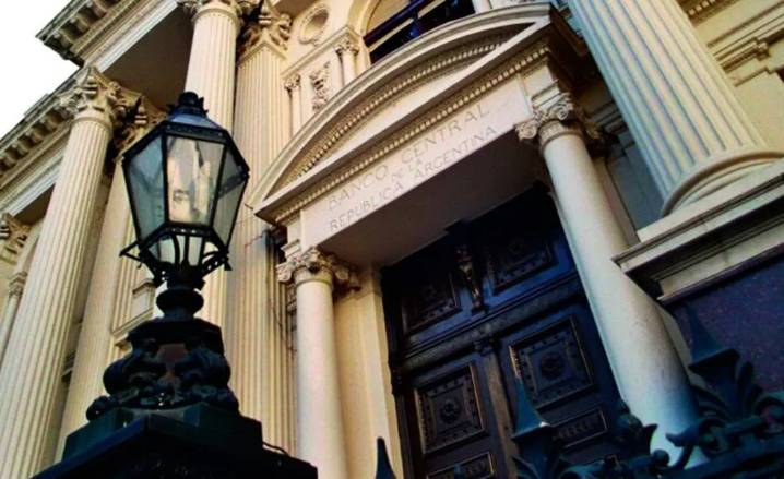 Bajó el dólar y el Banco Central llevó a 25% las tasas de interés