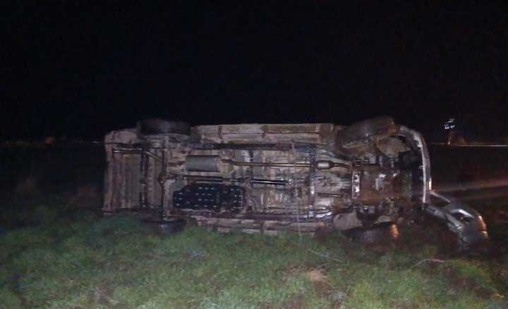 Derrape y vuelco de una camioneta cerca de Arauz