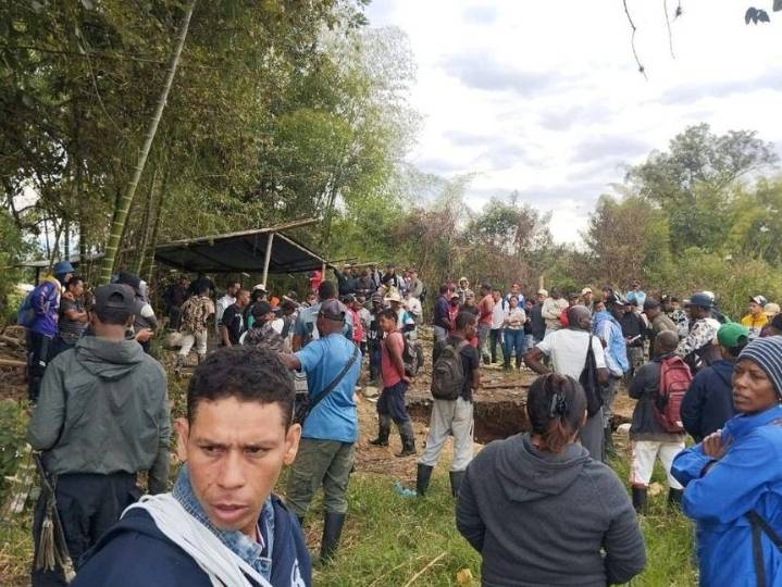 Rescuers search for miners trapped in illegal Colombian shaft
