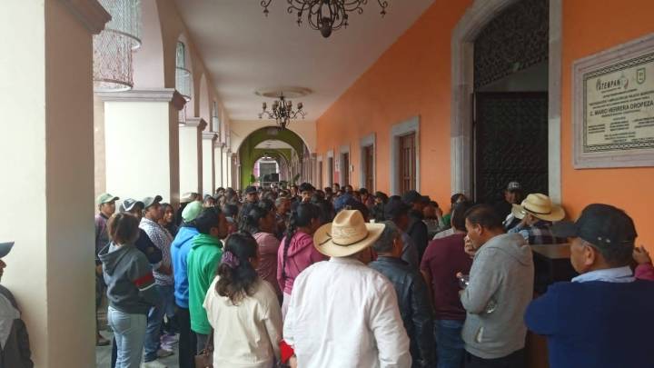 Pobladores de Tanhuixco protestan frente a la alcaldía de Atempan por falta de obra pública
