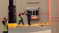 Graban pelea a cinturonazos afuera de una pizzería en Tijuana