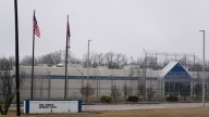 Inmigrantes comienzan a llegar a antigua prisión en pueblo rural de Tennessee