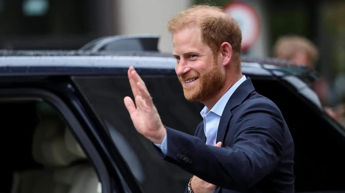 El príncipe Harry visitó a su padre Carlos III en su primer encuentro desde 2024
