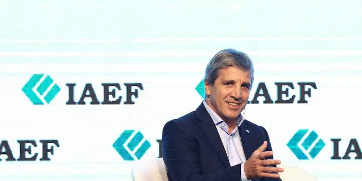 “Gracias a todos los que salieron de sus cuevas”: el mensaje de Caputo en redes cuando el dólar rozó la banda de flotación