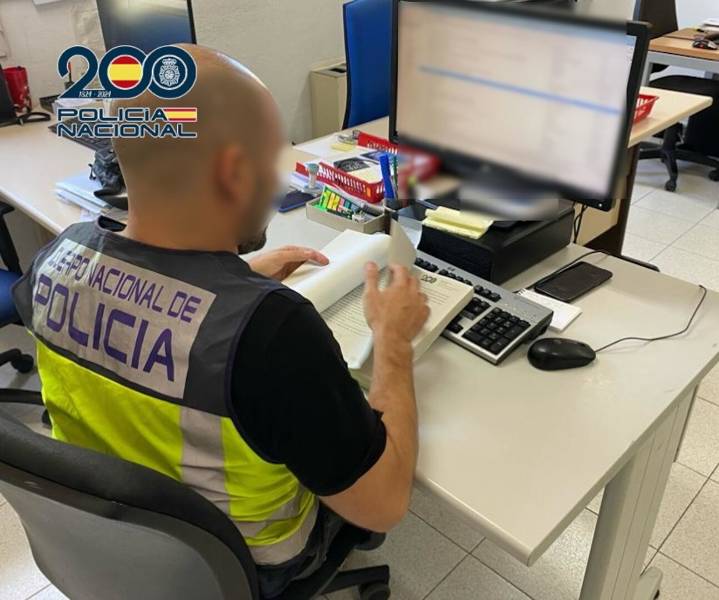 Detenidos dos amigos usados como "mulas" financieras al abrir cuentas relacionadas con estafas