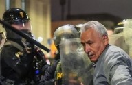 Policía golpea un adulto mayor durante las manifestaciones de la "Generación Z" en Perú (+Video)