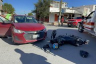 Derriba a estudiante de 15 años en moto en Saltillo; joven fracturado y mujer detenida