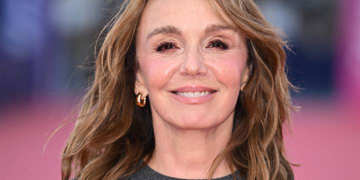 Philippine Leroy-Beaulieu, la actriz francesa de 'Emily in Paris' que demuestra cómo llevar la minifalda a los 62 años