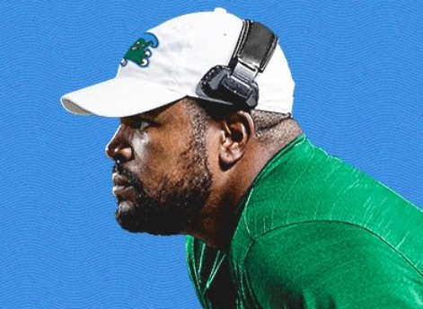 College Football Coach Who Suffered Brutal Car Accident Resumes Coaching in 3 Week South Carolina DL coach, who was badly injured in an August car crash, is already easing back into coaching just week