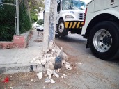 Tráiler derriba poste y  cables
