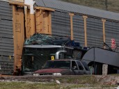Detuvieron al conductor del micro que fue arrollado por un tren en México: se adelantó cuando esperaba cruzar la barrera