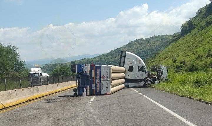 Vuelca tráiler cargado de hidrógeno altura del Ceboruco