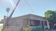 Denuncian poste que está a punto de caer