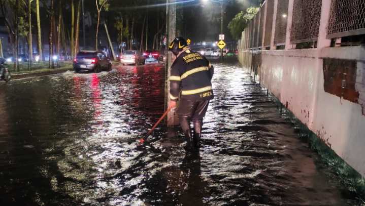 ¡De tarde a noche! Caen 16 millones de metros cúbicos de agua en CdMx por fuertes lluvias