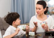 Cómo enseñar a los hijos a manejar la paga semanal