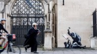 Nueva obra de Banksy en el Tribunal Superior de Londres fue censurada y denunciada por "daño criminal"