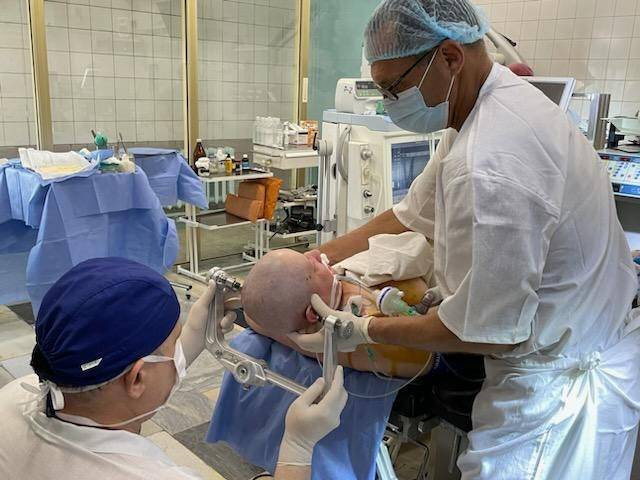 Near the frontline, Ukraine's neurosurgeons are on the cutting edge