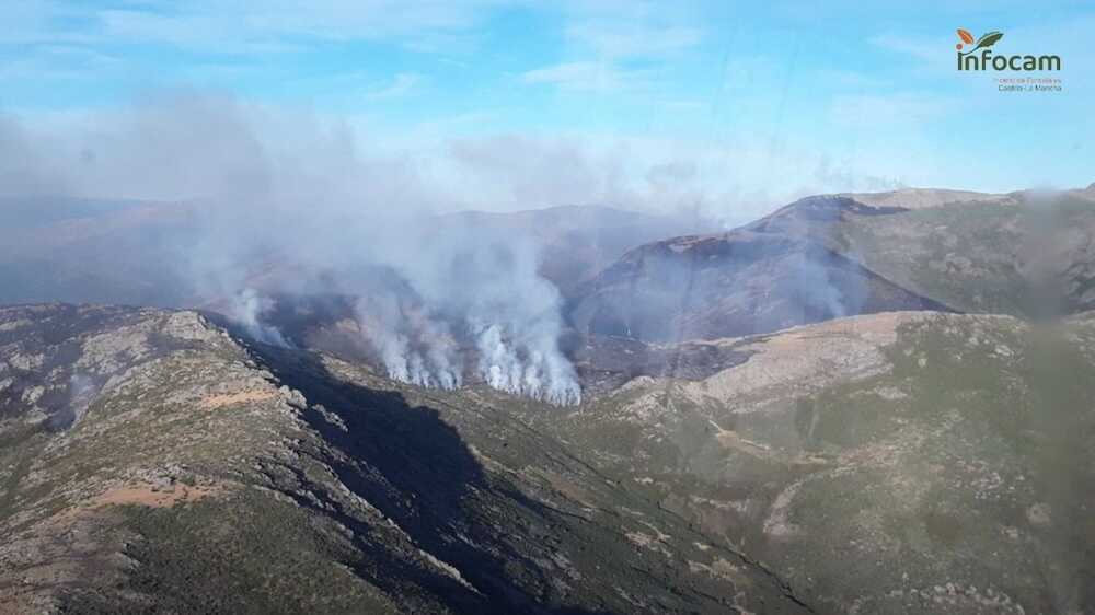 El incendio de Peñalba de la Sierra alcanza las 700 hectáreas y sigue en nivel 1