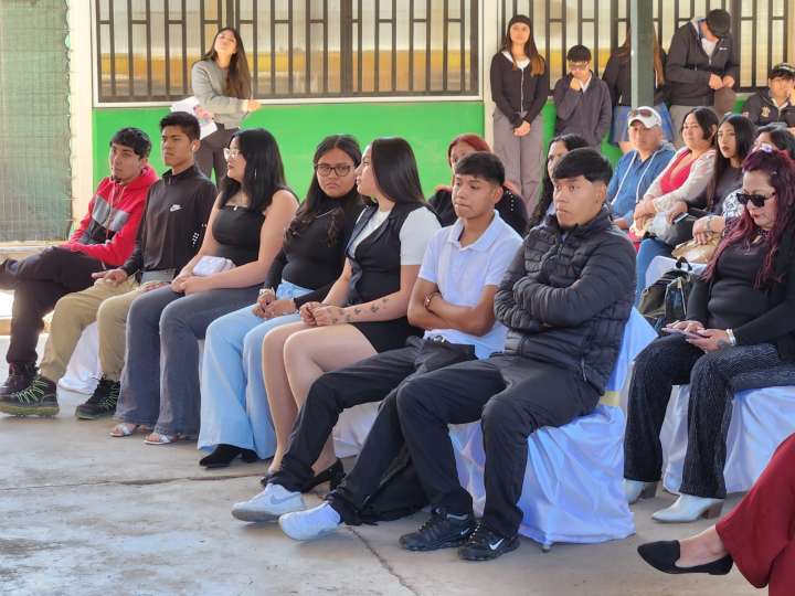 Jóvenes de Los Loros se titularon como técnicos agropecuarios y mecánicos industriales