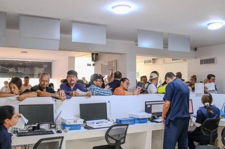 Alcaldía halló estanterías vacías e inadecuada información a usuarios en farmacias