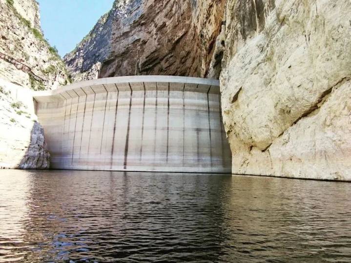 Inicia Federación proceso controlado de desfogue en la presa de Zimapán