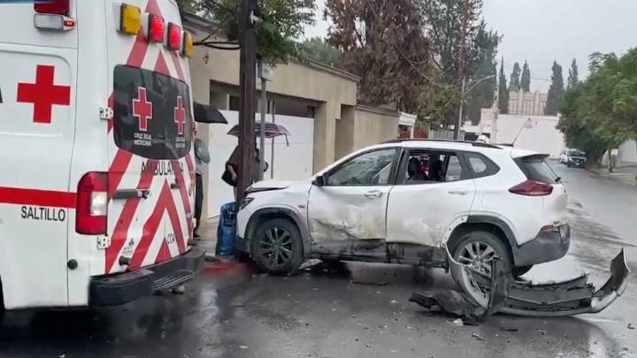 Mujer conduce en sentido contrario y choca en la colonia República, en Saltillo