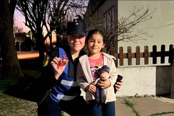 Emotivo gesto: niña entrerriana admira a los policías y les obsequió chocolates