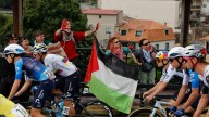 Pontevedra grita por Gaza al paso de La Vuelta: ⁠«No es una guerra, es un genocidio»