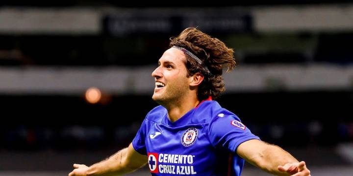 No la tiene en su casa, revelan lo que hizo Santiago Gimenez con su medalla de campeón con Cruz Azul
