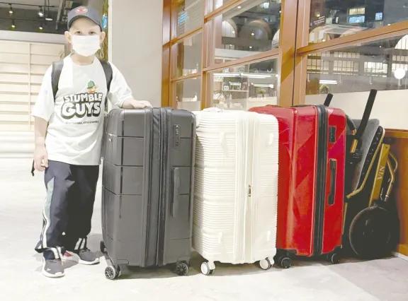 Santino vuelve al país tras meses de tratamiento y de vencer al cáncer