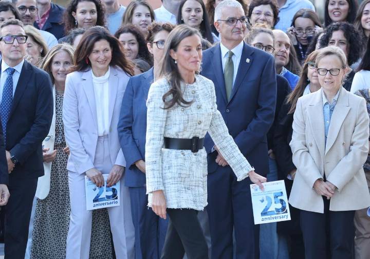 Cuánto cuesta y dónde comprar la clásica chaqueta de la Reina Letizia en su visita a Salamanca