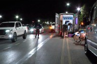 Chofer de un vehículo de aplicación chocó a un ciclista y a una camioneta en la Costanera de Paraná