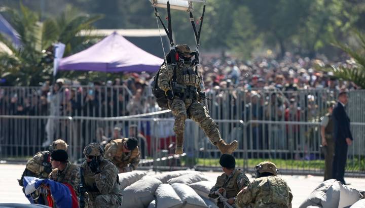 Impresionantes saltos en paracaídas de comandos al inicio de la Parada Militar